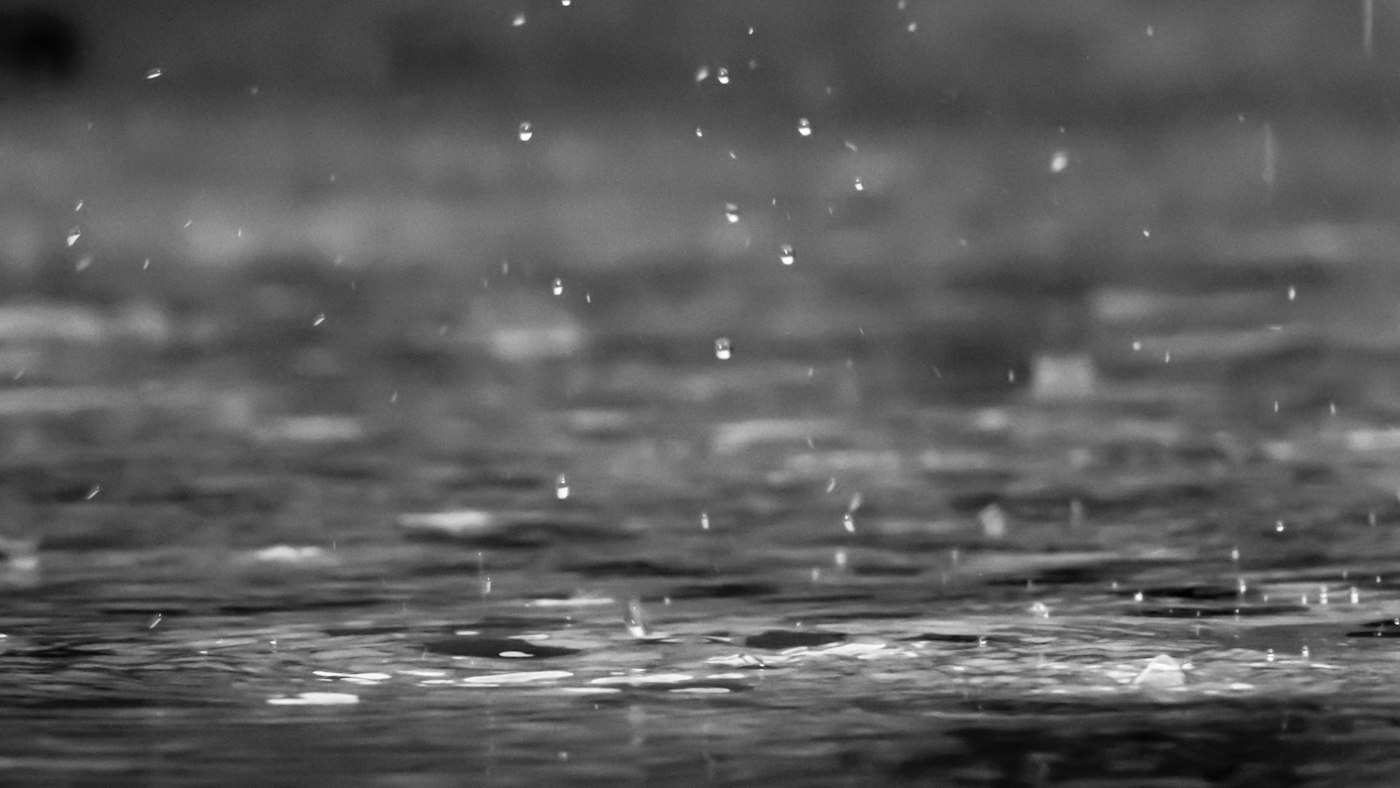 雨の窓。水没や冠水のあとを想像するイメージ